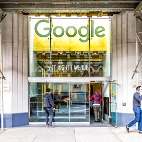 Die Front eines Google-Büros im New Yorker Stadtteil Manhattan.