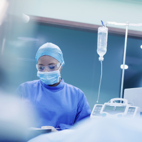 Ärzte in einem Operationssaal (Symbolbild).