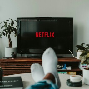 Netflix AG ist ein international führendes Streaming-Unternehmen, das eine breite Palette von Serien, Filmen und Dokumentationen über eine Internet-basierte Plattform anbietet.