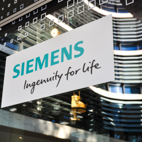 Siemens-Logo an einer Tür des Siemens Hauptsitzes in München
