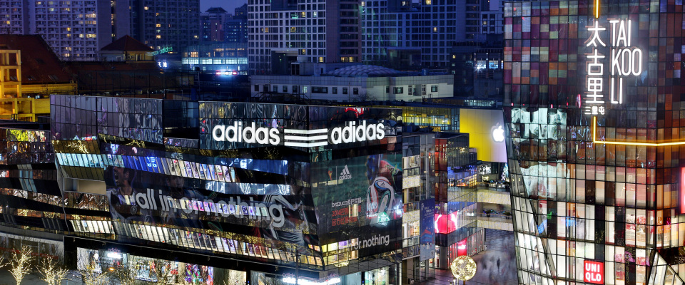 AKTIE IM FOKUS: Adidas mit deutlichem Kursrutsch nach erneuter  Prognosesenkung - 21.10.22 - News - ARIVA.DE