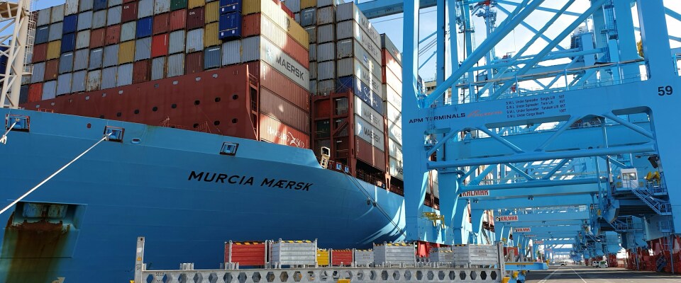 Ein Containerschiff von Maersk einem globalen Logistikunternehmen mit Sitz in Dänemark.