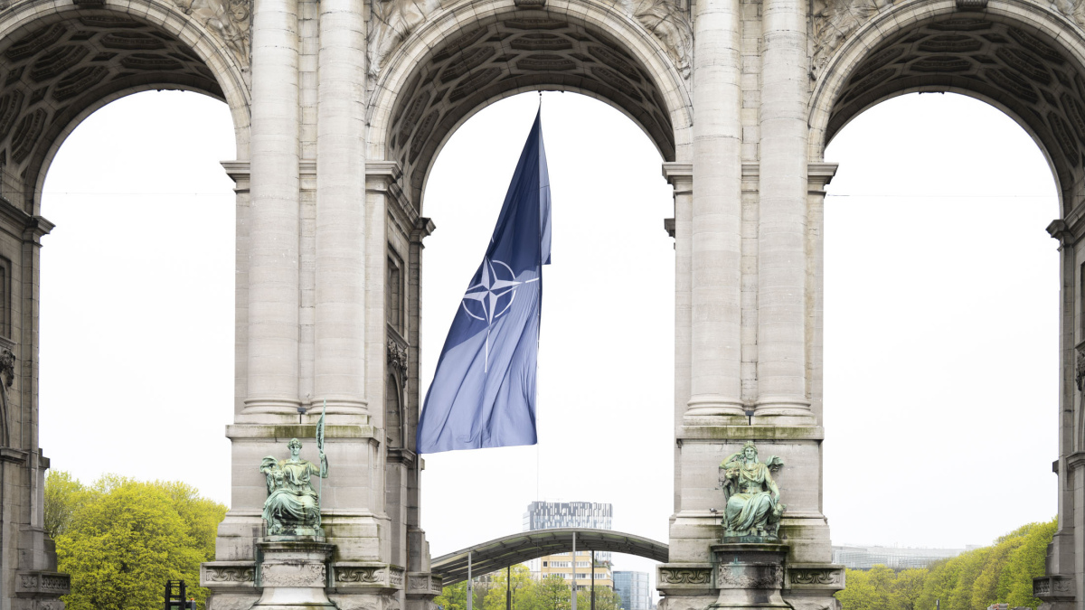 Feier zum 75. Jubiläum der NATO im Parc du Cinquantenaire, mit der NATO-Flagge unter dem Triumphbogen.